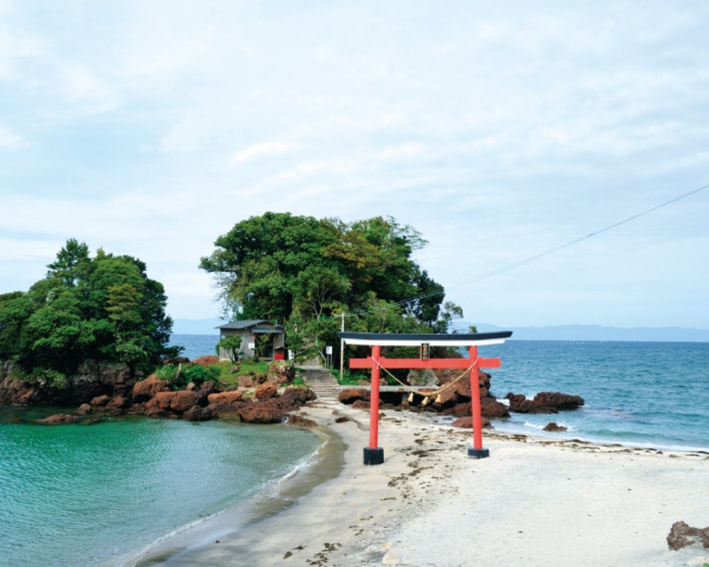 菅原神社（荒平天神） 青い海と朱色の鳥居のコントラストが美しい
