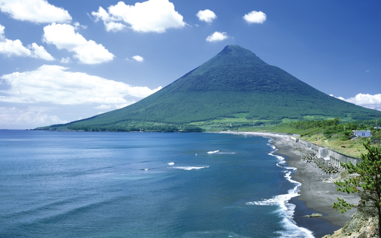 開聞岳 円すい形の美しい山容、“薩摩富士”と呼ばれる開聞岳