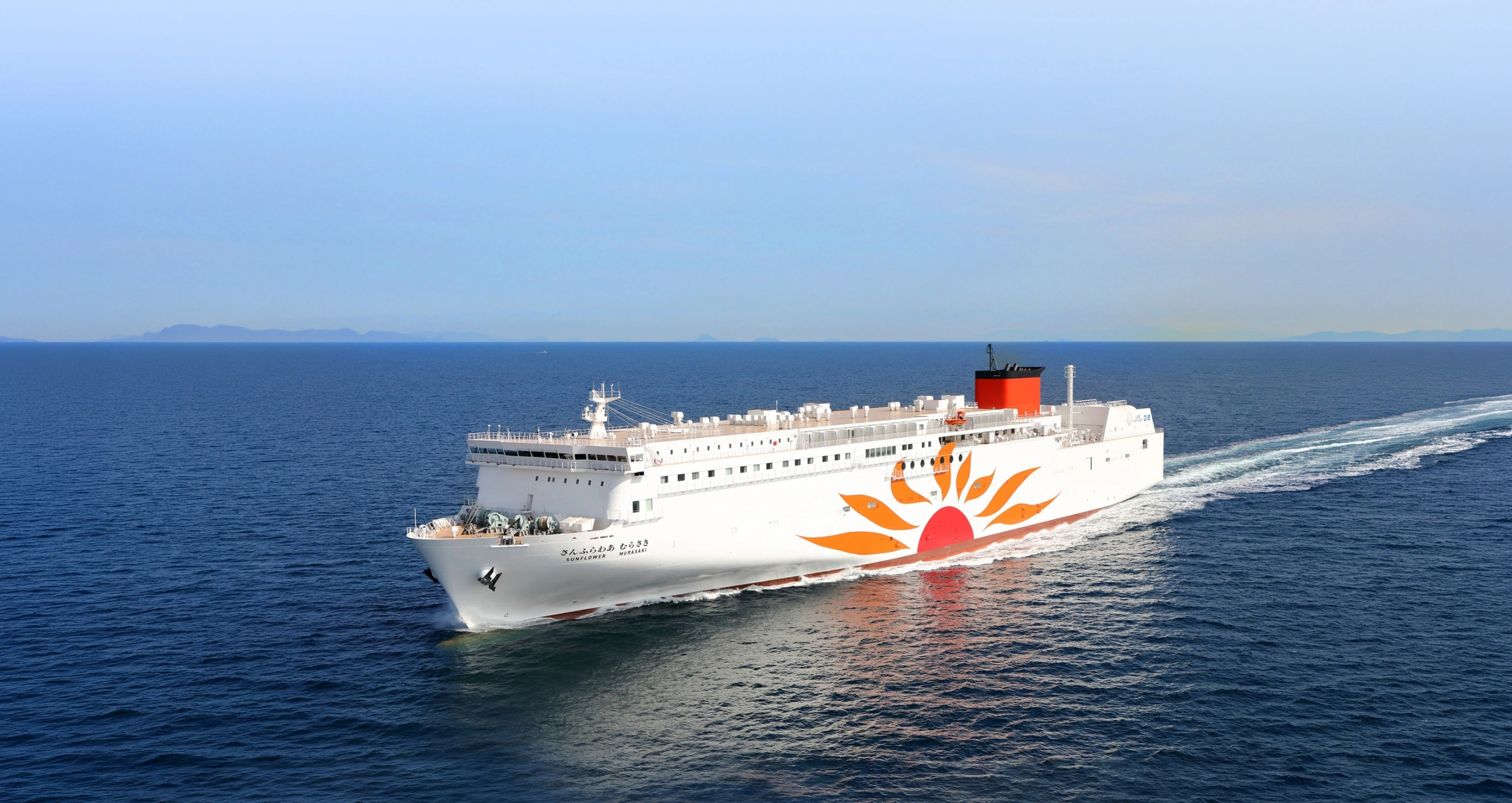 穏やかな海を進むさんふらわあ
