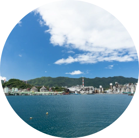 穏やかな海に面した港の風景