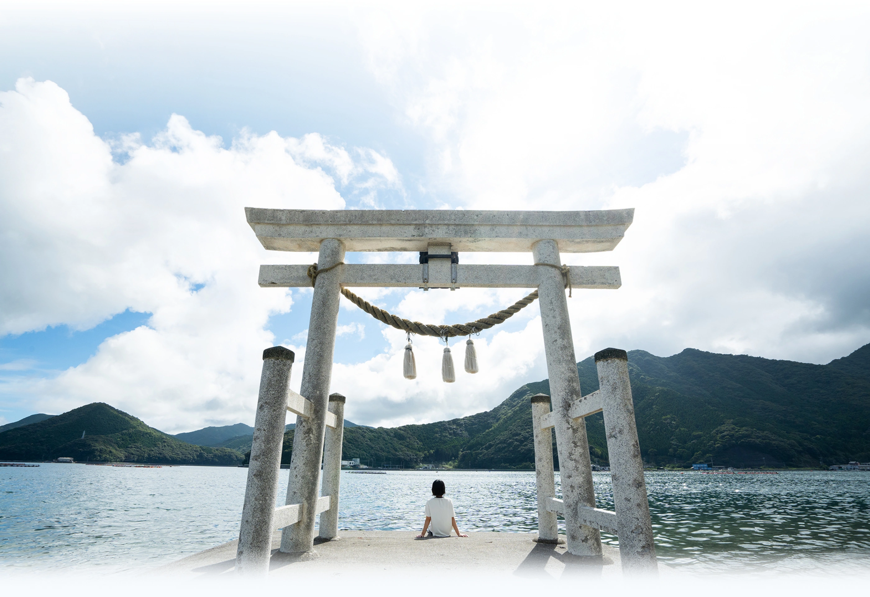 海に向かって立つ江武戸神社の鳥居