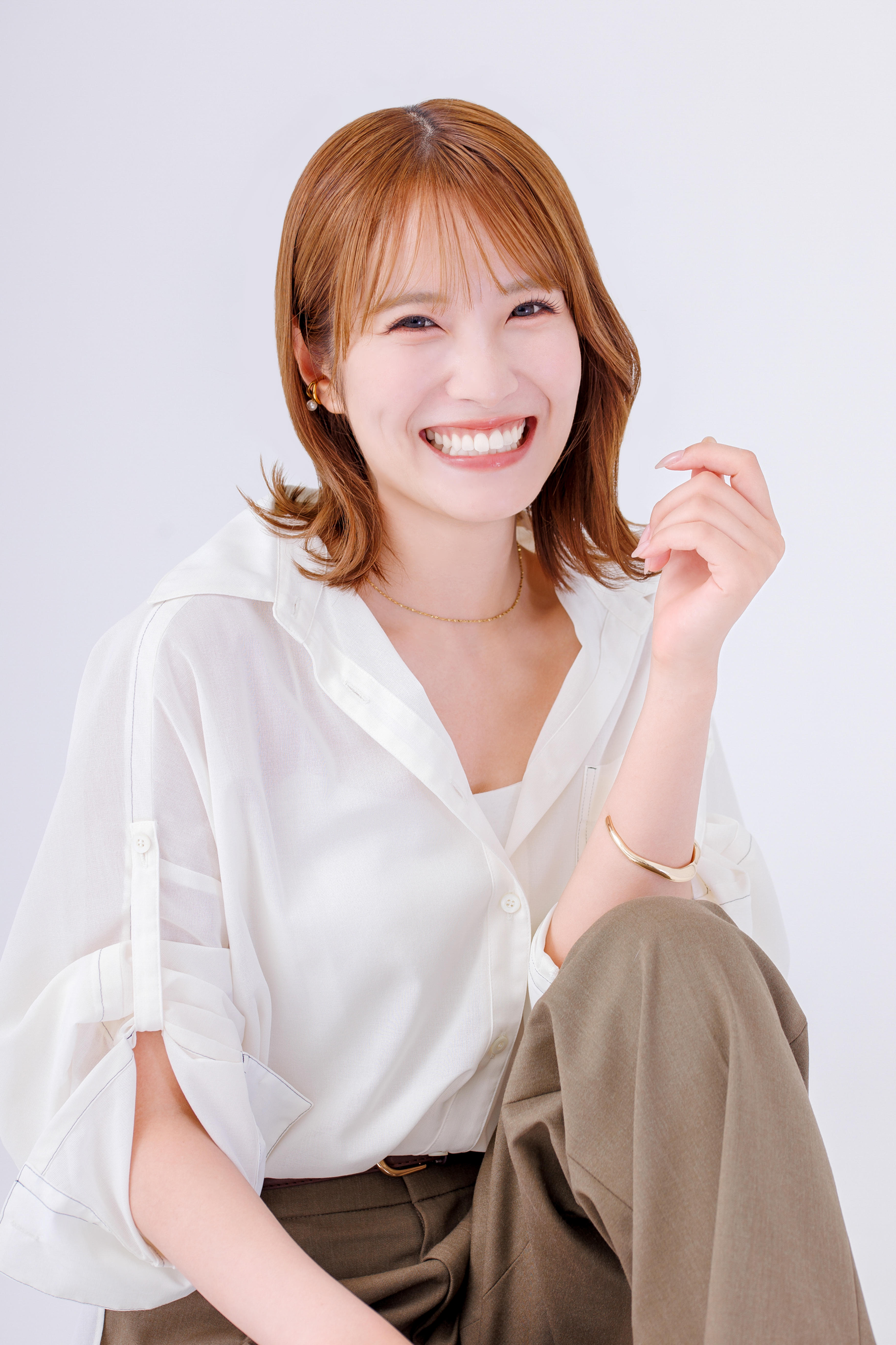 【宣材写真】小嶋花梨(座り・©なし).jpg