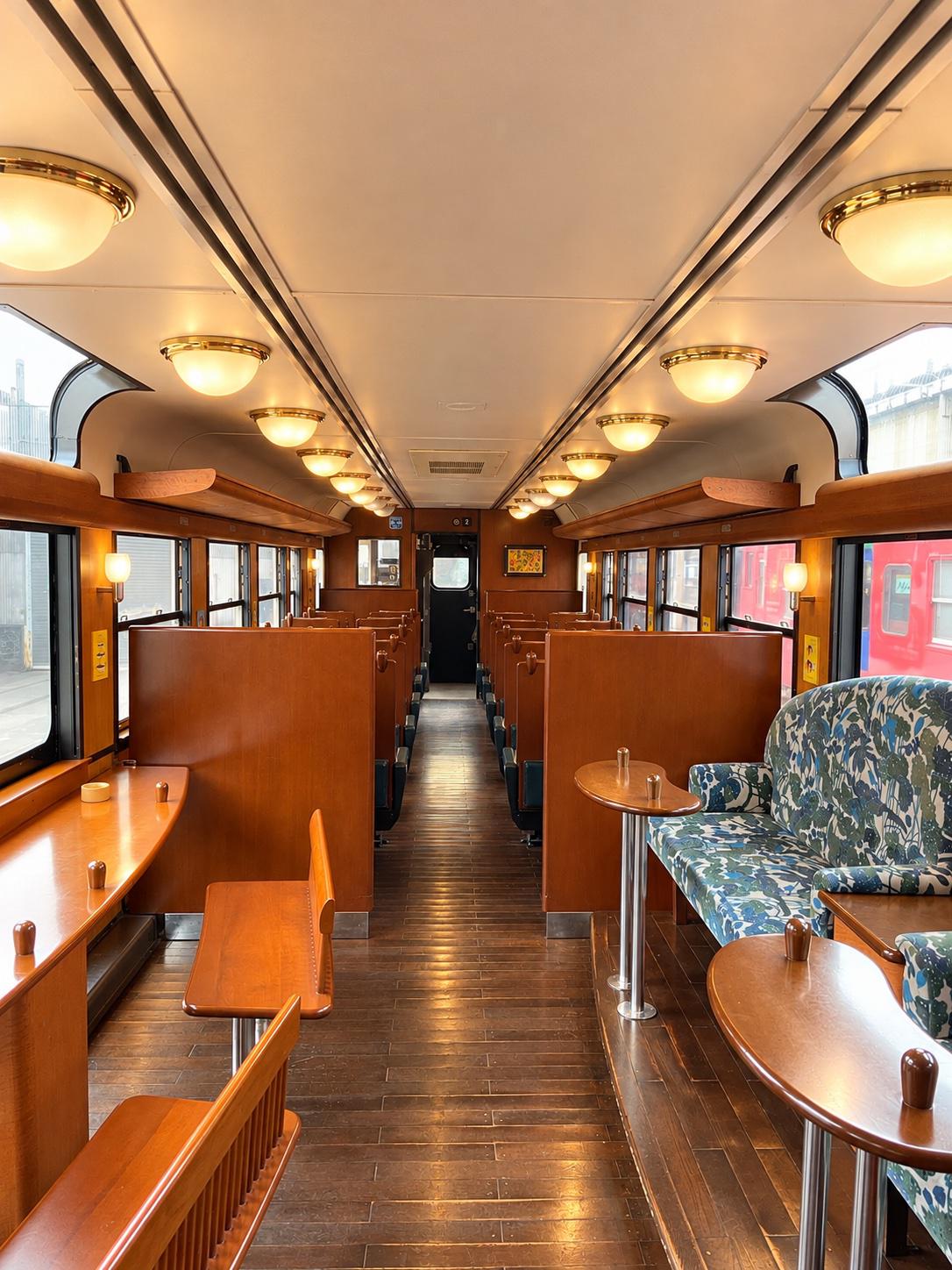 列車内の様子（木の温もり溢れるシート・インテリア）